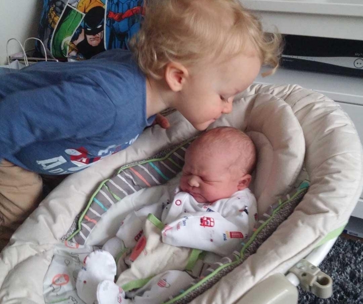 Siblings born on the same day