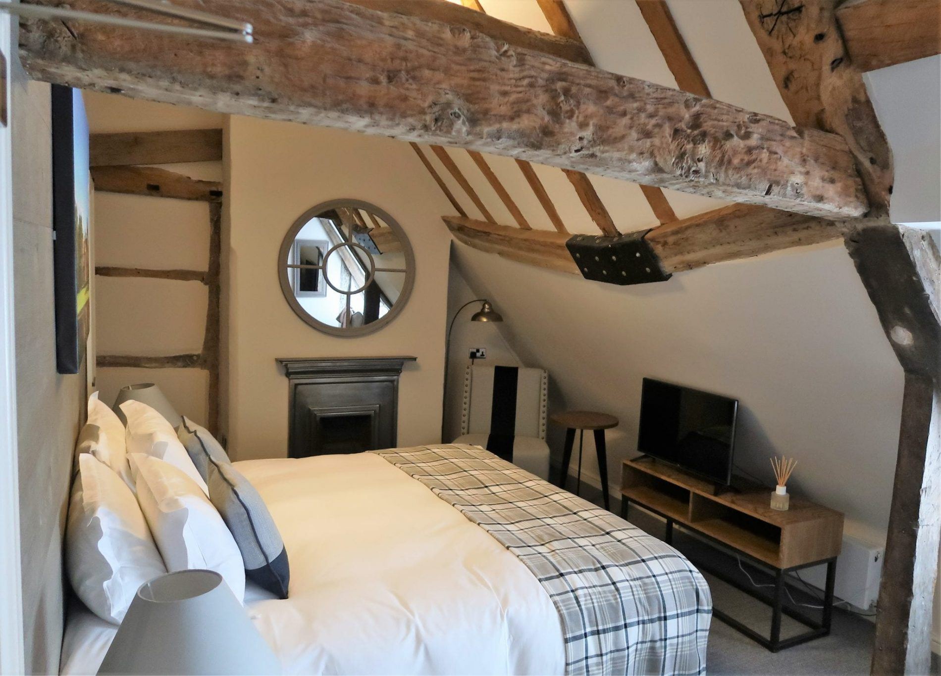 A recently refurbished, relaxed pub with beautiful bedrooms, located in the heart of historic Odiham, near Hook and Basingstoke.