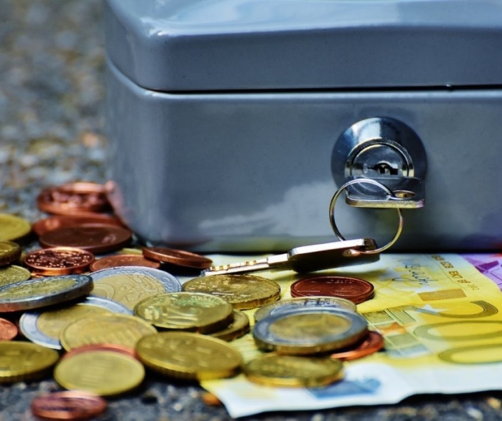 Financial Resolutions : How to Stick to a No Buy Year and Save Money.